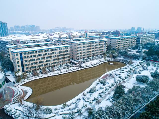 益阳医学高等专科学校一年学费多少钱？