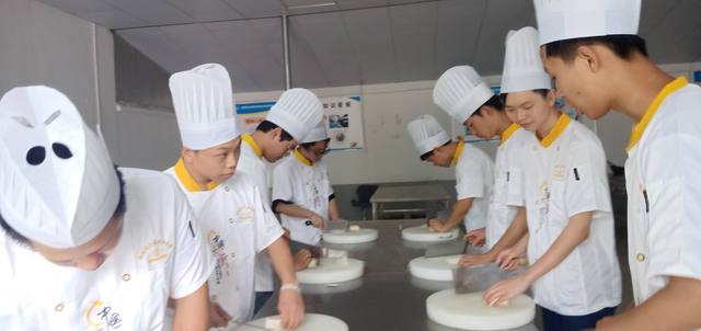 湖南省交通科技职业中等专业学校一年学费多少钱？