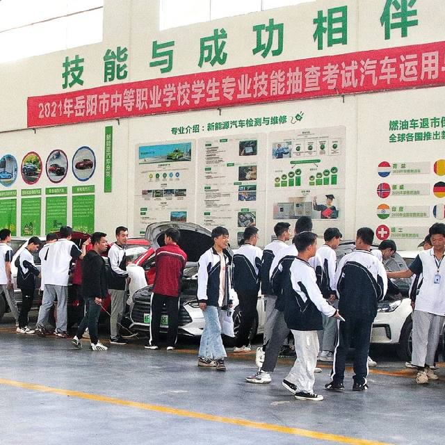 岳阳市中岳经贸职业技术学校学费多少钱？