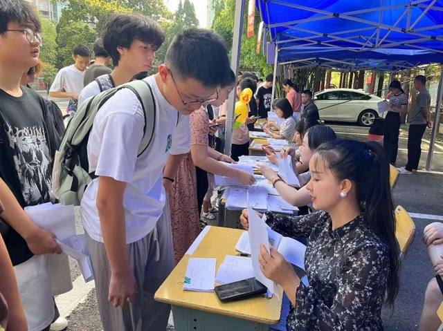 怀化市工业中等专业学校学费多少钱？