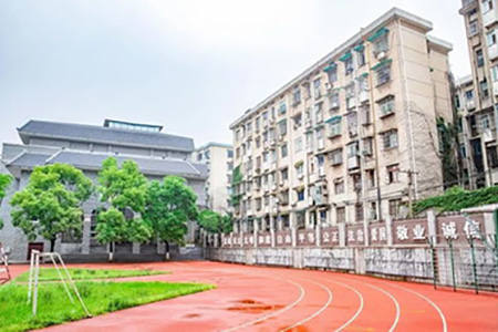 张家界侨辉职业技术学校一年学费多少钱？