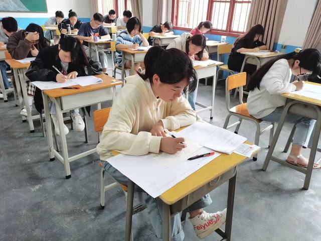湖南曙光科技技工学校学费多少钱？