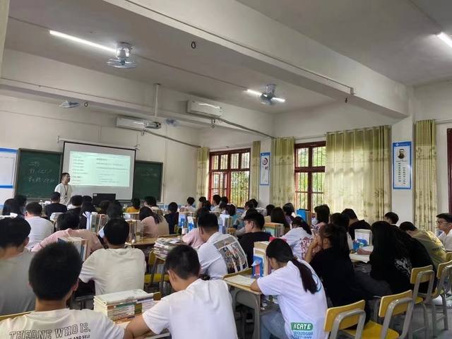 湖南曙光科技技工学校除了学费，还有其它费用？