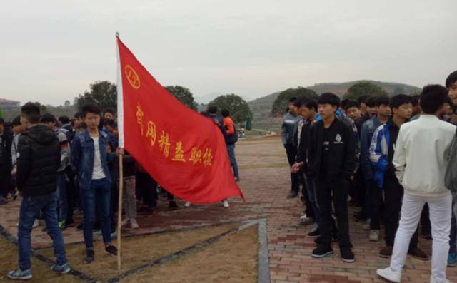 武冈市精益职业技术学校一年学费要多少钱？