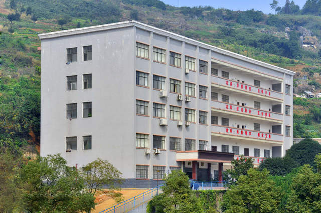 冷水江市高级技工学校除了学费，还有其它费用？