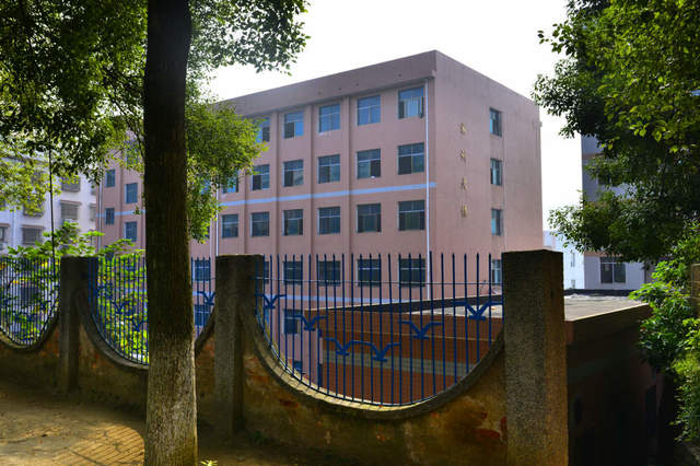 冷水江市高级技工学校学费多少钱？