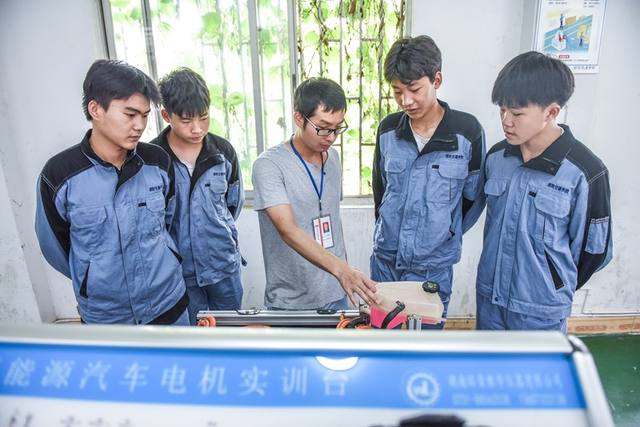 邵阳市交通技工学校除了学费还有其它费用？