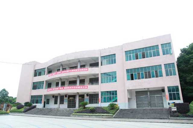 湖南省汨罗市职业中专学校有适合女生的专业？