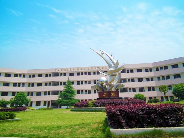 湖南省汨罗市职业中专学校学费多少钱一年？
