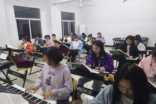 岳阳市新青年职业技术学校除了学费，还有其它费用？