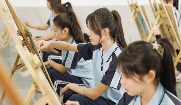 长沙涉外旅游职业中专学费多少钱？