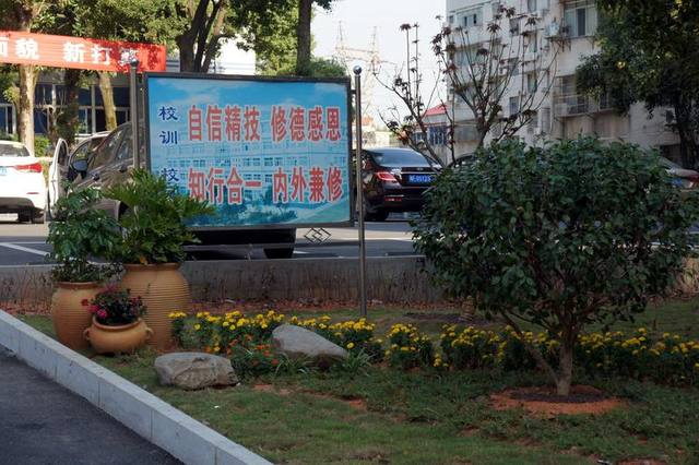 临湘市职业中专学校除了学费，还有其它费用？