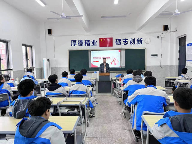 长沙市拔萃中等职业学校学费多少钱？