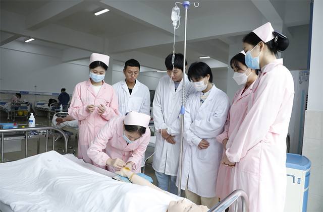 长沙市拔萃中等职业学校有哪些品牌专业？