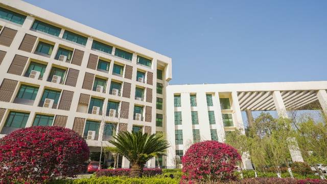 长沙市电子工业学校学费多少钱一年？