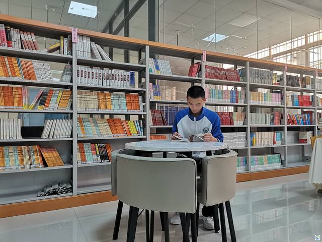 长沙市英蓝中等职业技术学校有除了学费，还有其它？