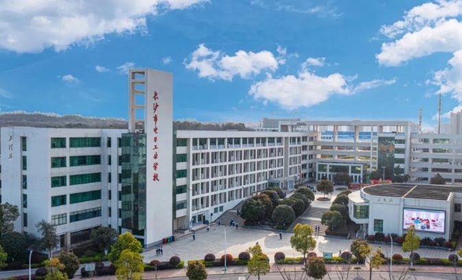 长沙市电子工业学校录取分数：主科中考成绩65%
